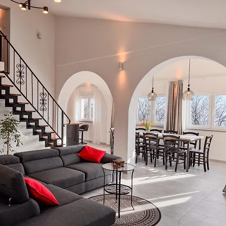 Chic Spacious Surrounded By Nature Near Opatija マトゥリ
