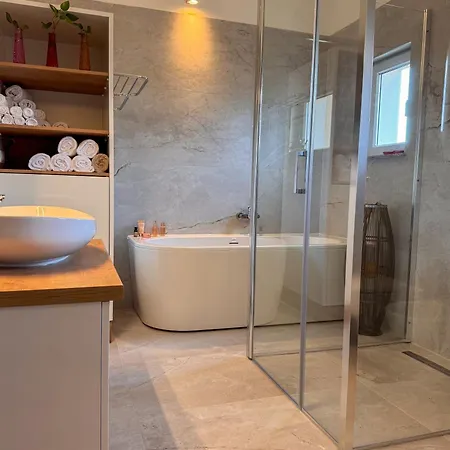 Chic Spacious Surrounded By Nature Near Opatija マトゥリ