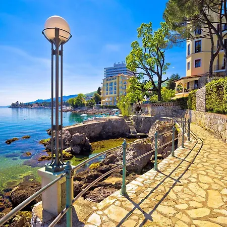 Chic Spacious Surrounded By Nature Near Opatija アパート マトゥリ